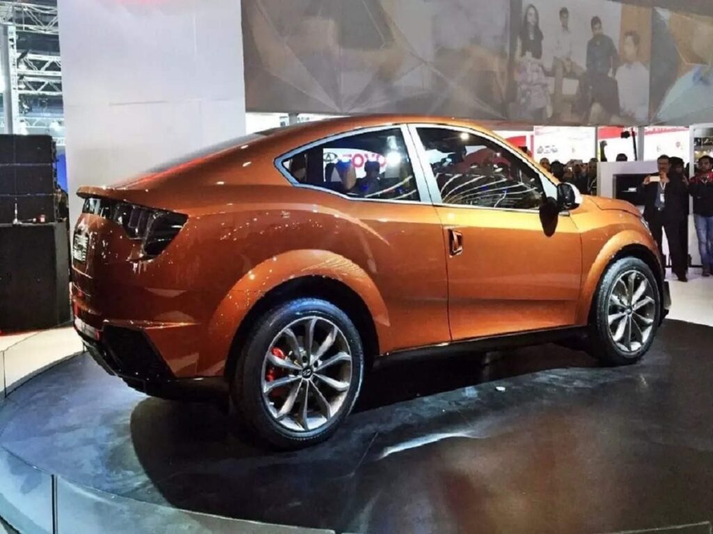 Mahindra XUV900